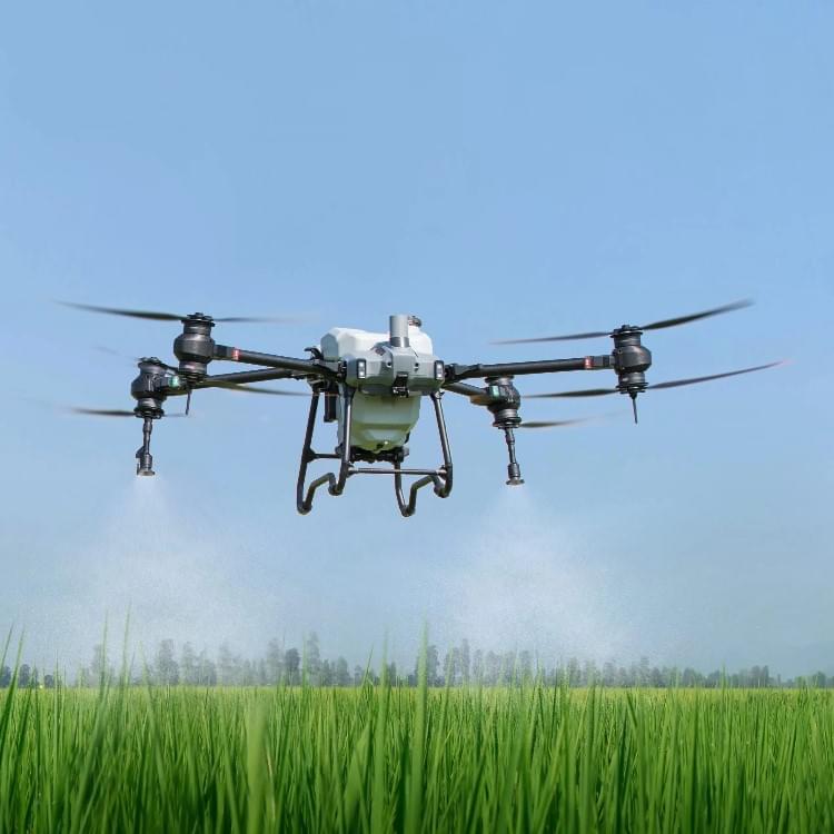 дрон для кроплення та обприскування полів agras t40